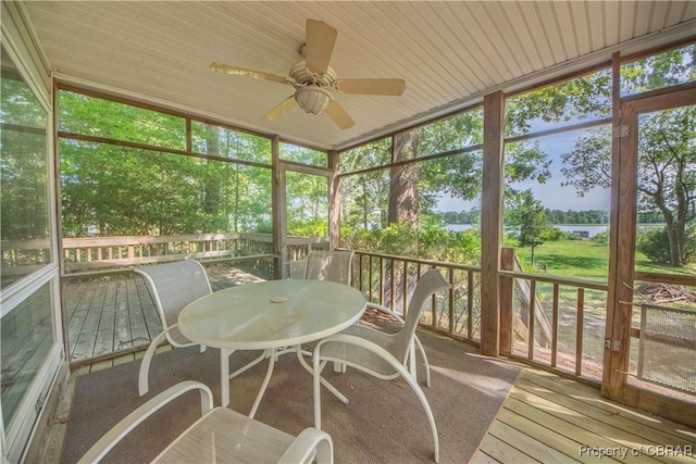 sunroom with ceiling fan