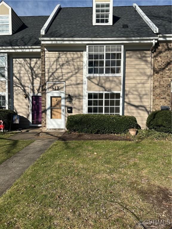 property entrance featuring a yard