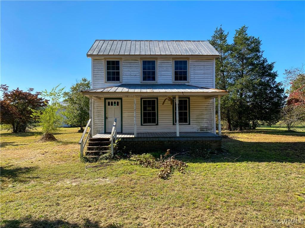 view of front of house featuring a porch and a front lawn