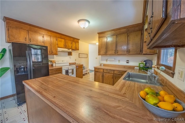 kitchen with sink, white electric range oven, wood counters, kitchen peninsula, and black fridge with ice dispenser