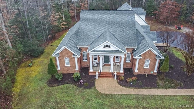 view of front of property featuring a front yard and roof with shingles