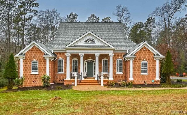 view of front facade with a front lawn