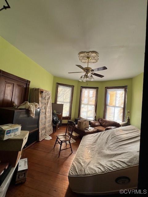 bedroom with dark wood-style floors and a ceiling fan