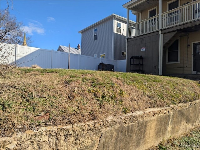 view of yard with a balcony