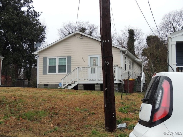 view of front of home featuring a front yard