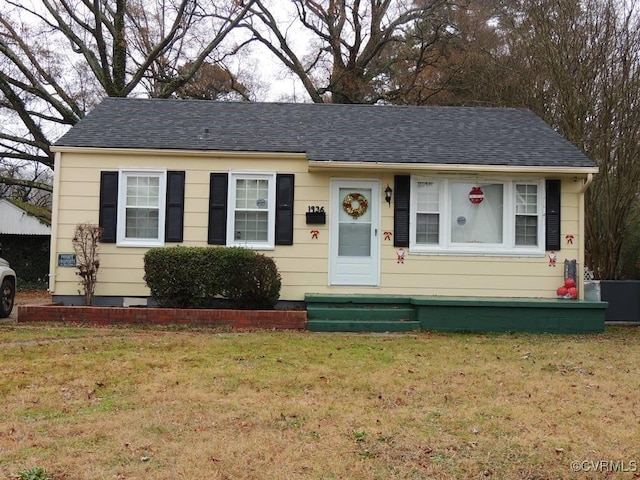 view of front of property featuring a front lawn