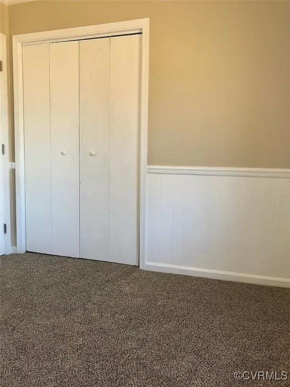 unfurnished bedroom featuring carpet flooring and a closet