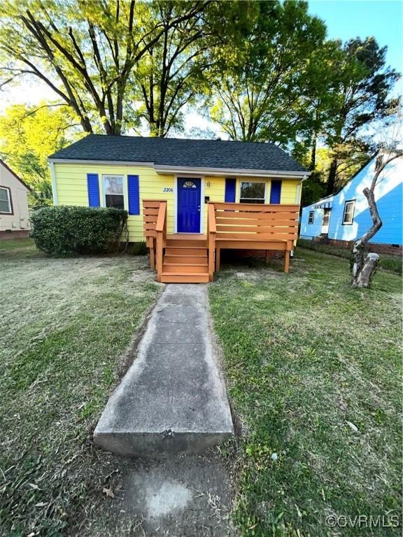 view of front of home with a front yard