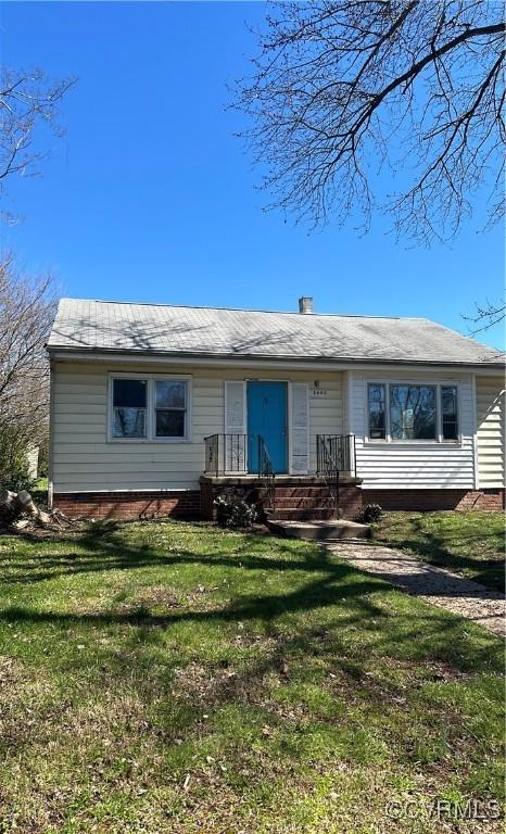 view of front of house with a front lawn