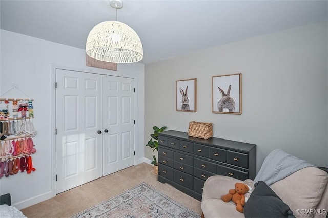 sitting room with light carpet and a notable chandelier