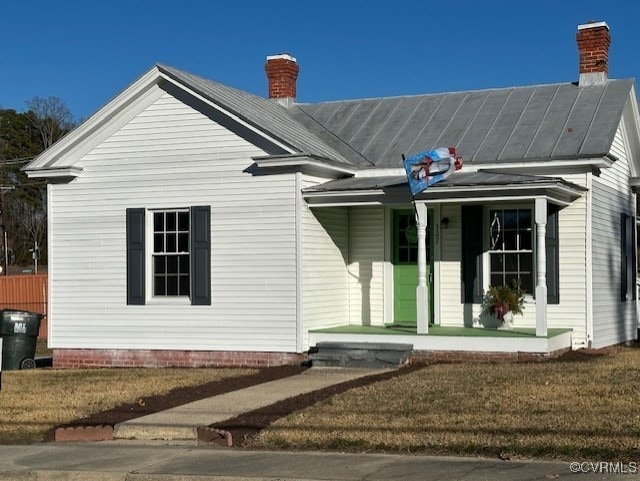 view of front facade with a porch and a front yard