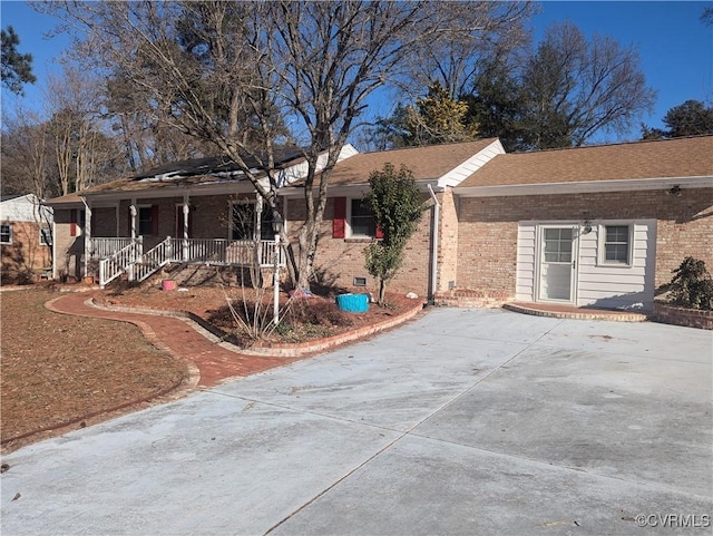 ranch-style house with covered porch