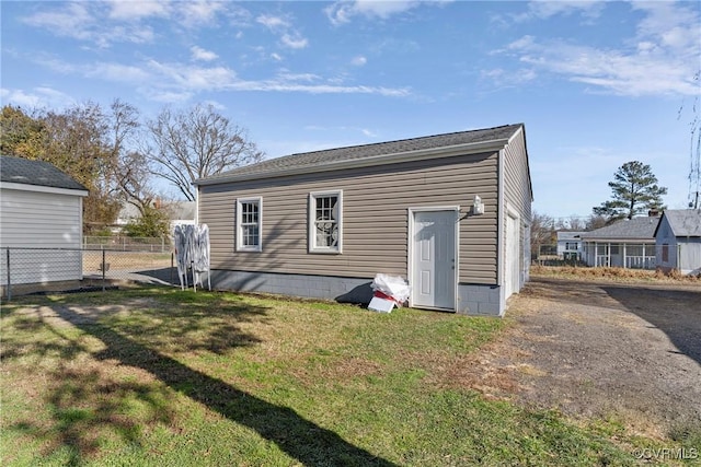 back of house featuring a lawn