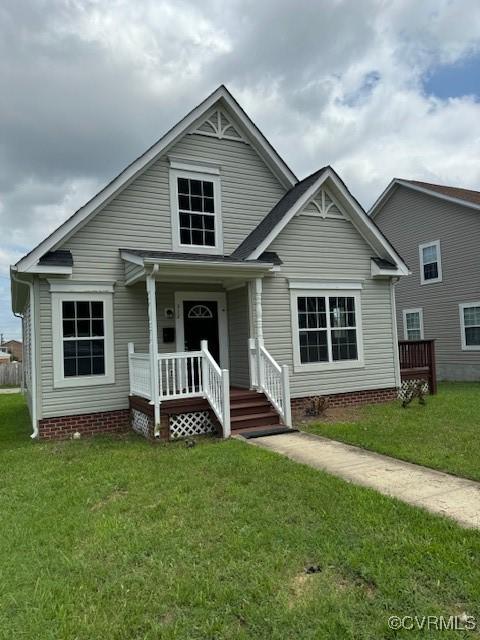 view of front facade featuring a front lawn