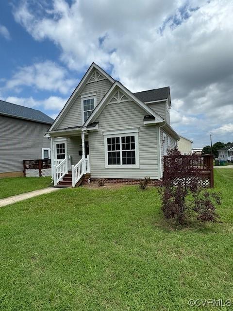 view of front of house with a front lawn