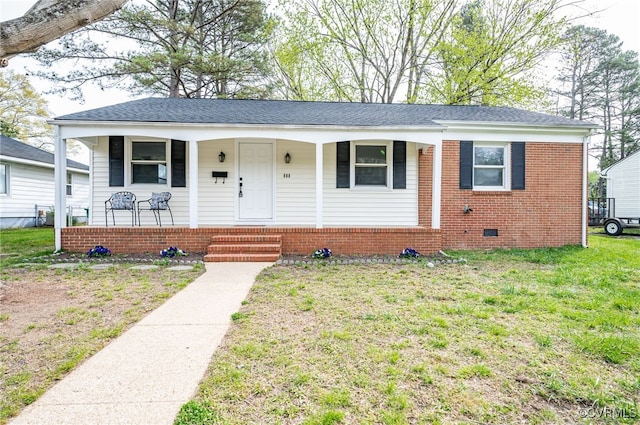 view of front of property featuring a porch and a front yard