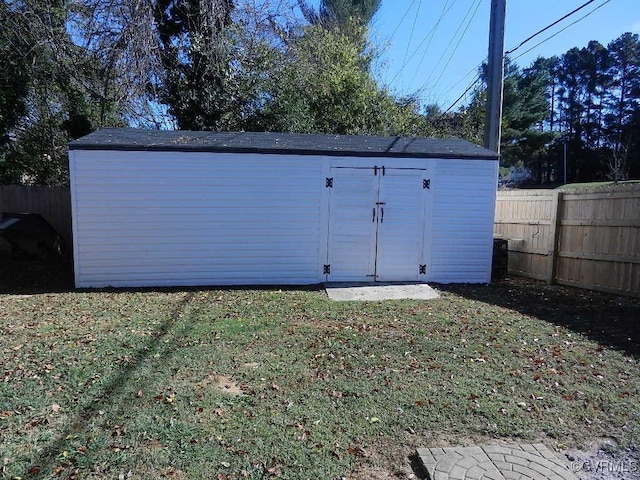 view of outbuilding with a yard