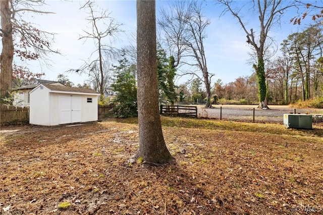 view of yard featuring a shed