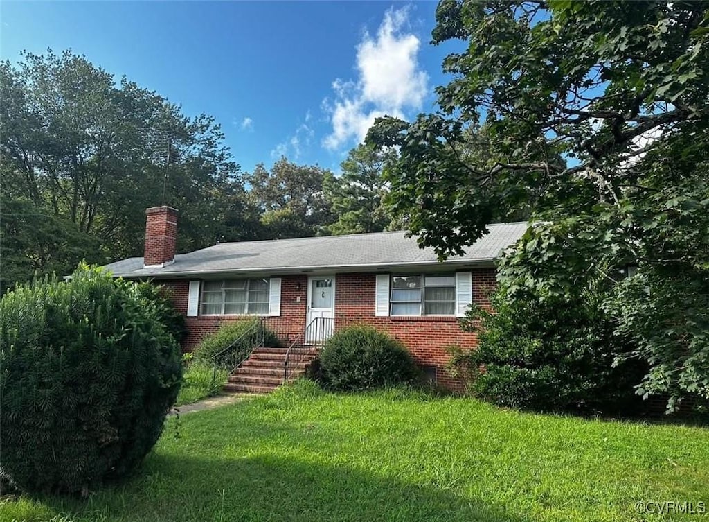 view of front of property featuring a front yard