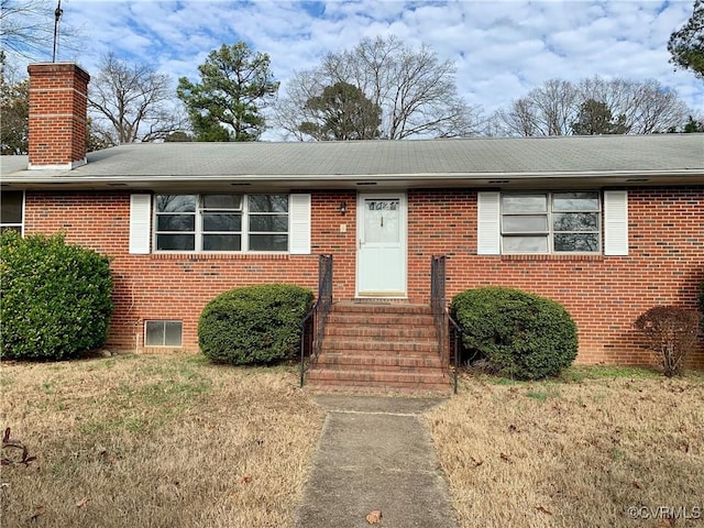 view of front of property featuring a front lawn