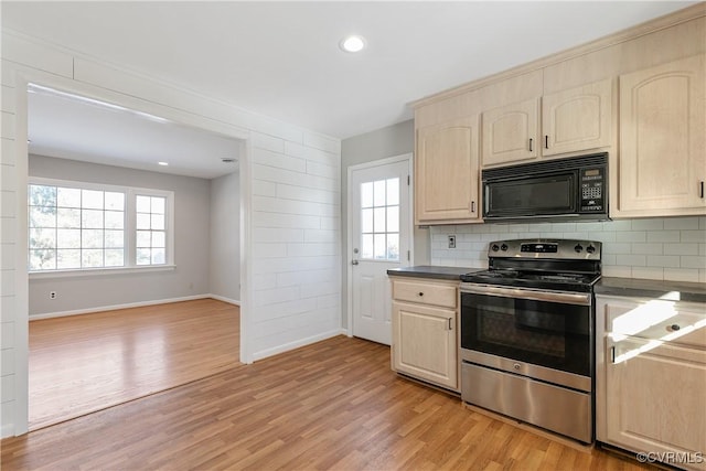 kitchen with light wood-type flooring, a healthy amount of sunlight, stainless steel electric range oven, and decorative backsplash