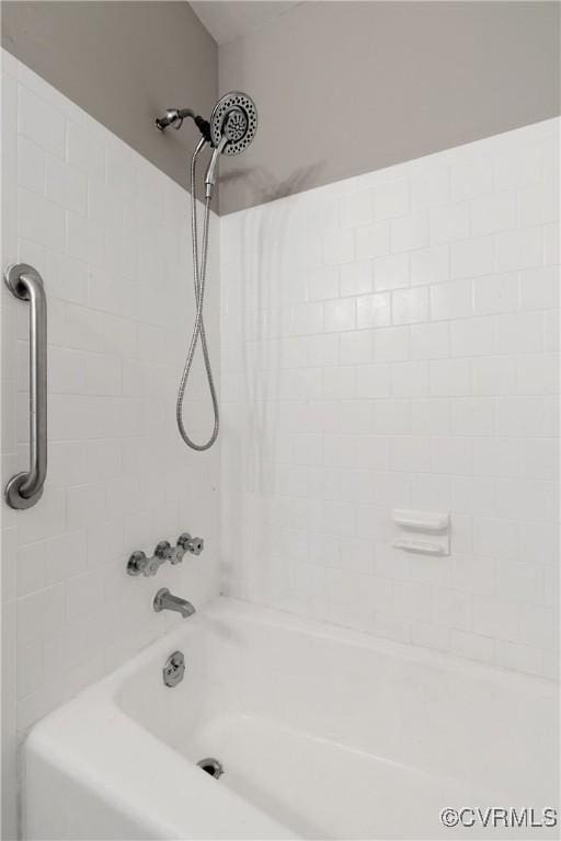 bathroom with tiled shower / bath