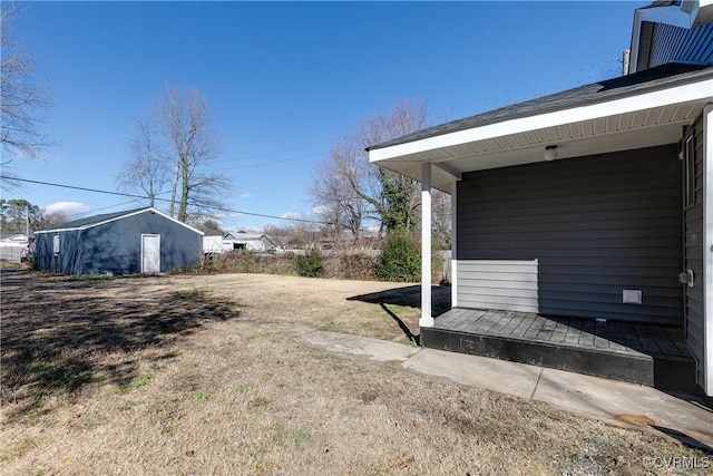 view of yard featuring an outbuilding