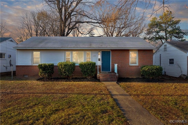 view of front facade with a yard