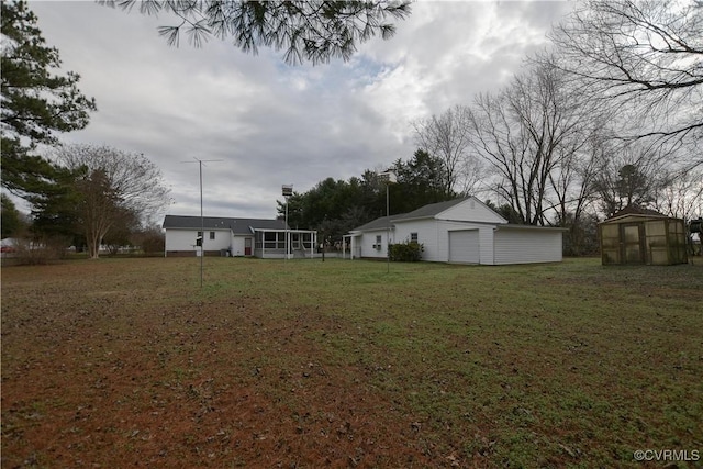 view of yard featuring an outbuilding