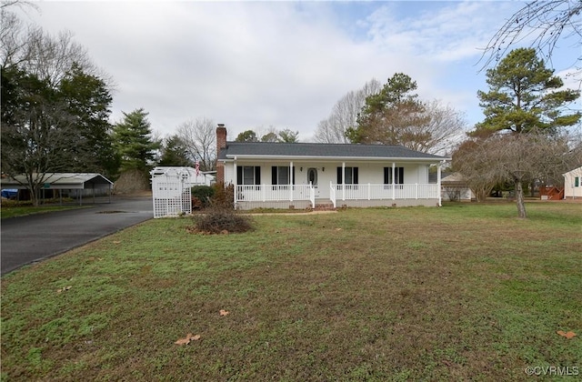 single story home featuring a front lawn and a porch