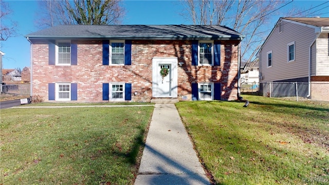 bi-level home featuring a front yard