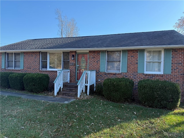 single story home with a front lawn