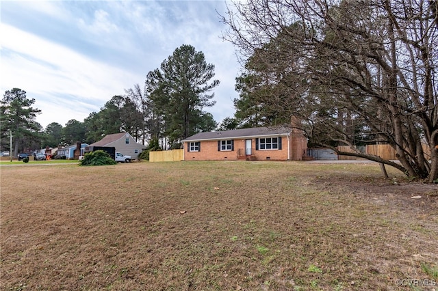 ranch-style house featuring a front yard