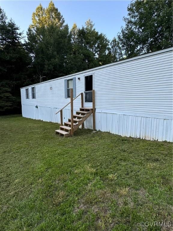 manufactured / mobile home featuring a front lawn