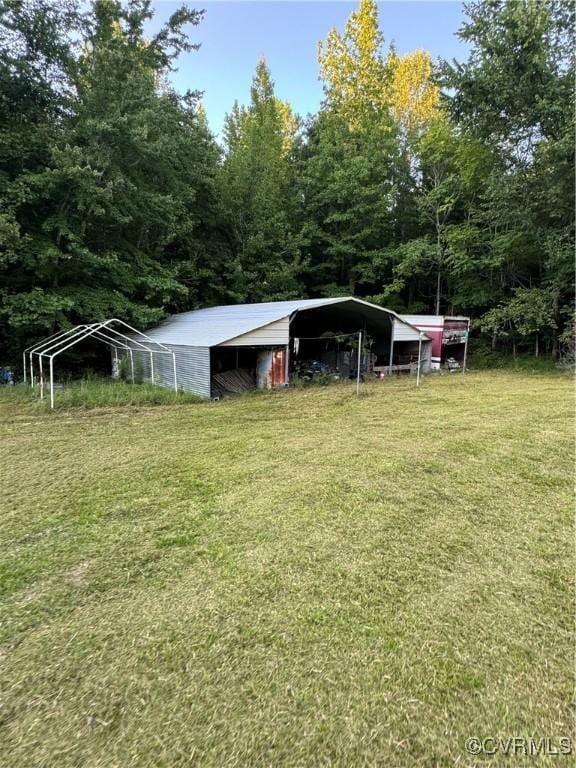 view of yard with an outdoor structure