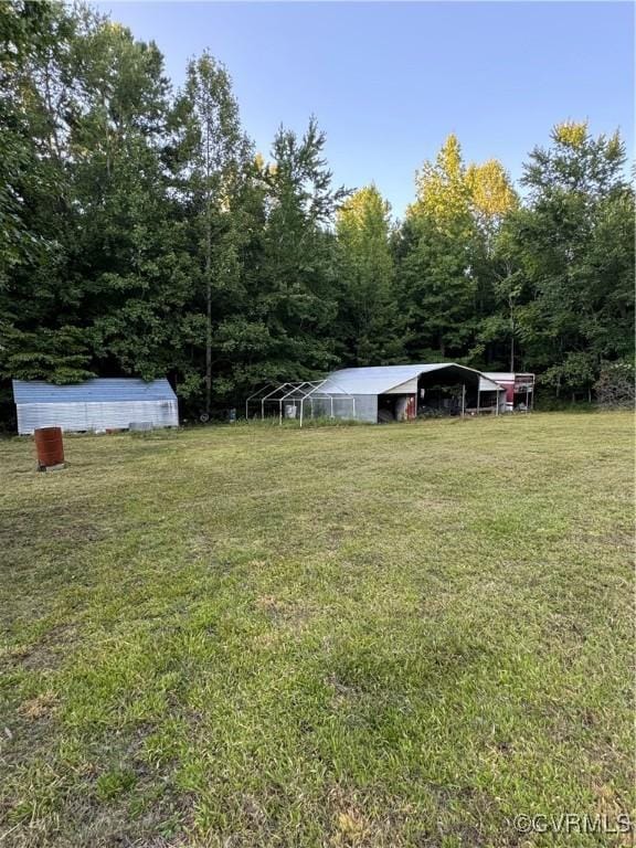 view of yard featuring an outdoor structure