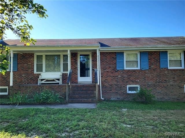 view of front of house with a front lawn