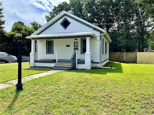 bungalow-style house featuring a front lawn