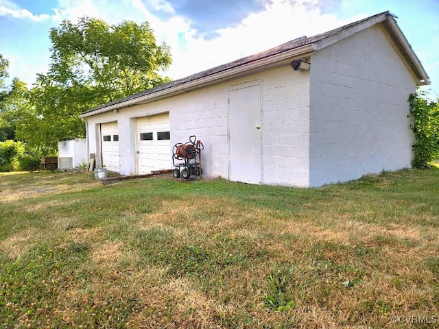 view of outdoor structure with a garage and a yard