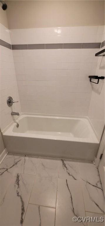 bathroom with washtub / shower combination