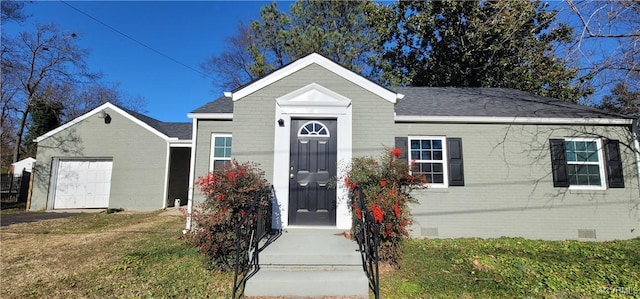 view of front facade featuring a garage and a front yard