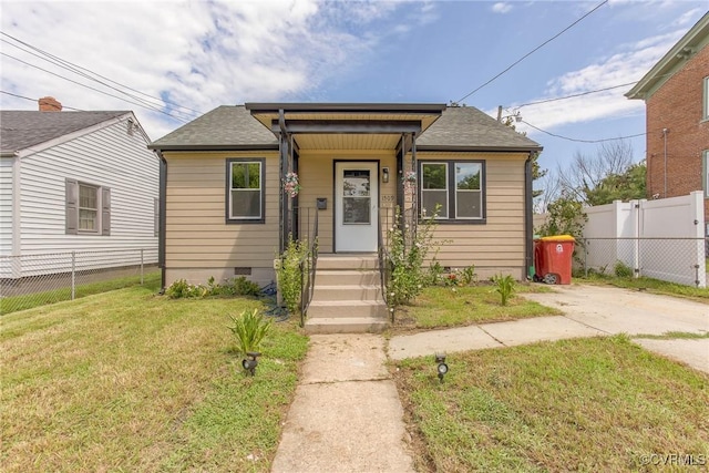 bungalow-style home featuring a front lawn