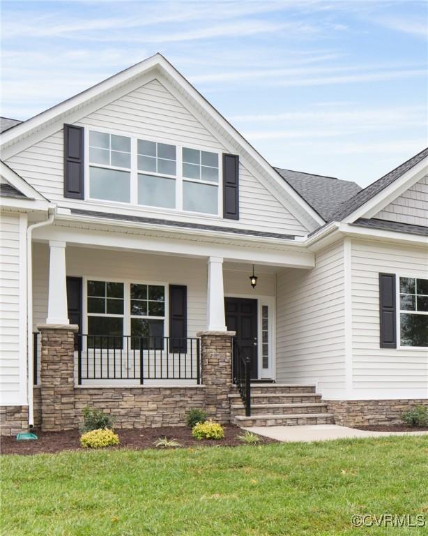 view of front facade with a front yard and a porch