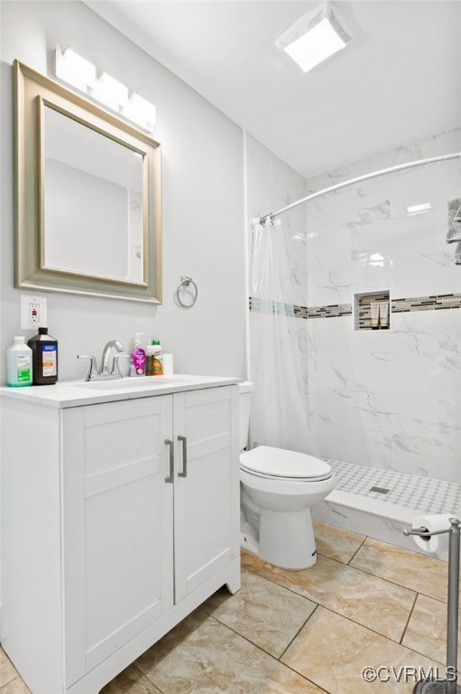 bathroom with a shower with curtain, toilet, and vanity