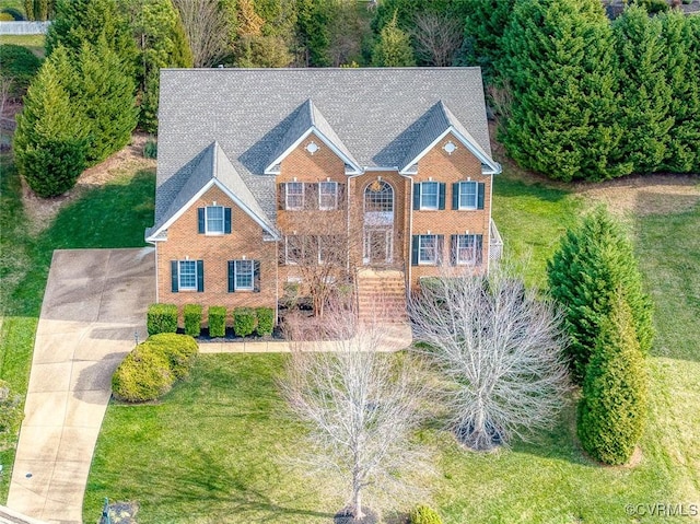 view of front of house featuring a front lawn