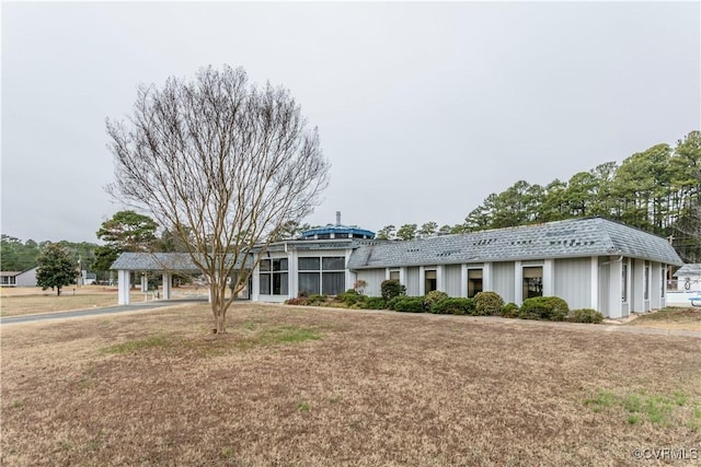 view of front of property featuring a front yard