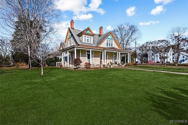 view of front facade featuring covered porch and a front lawn