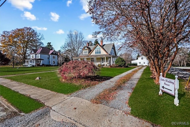 view of front of house featuring a front lawn