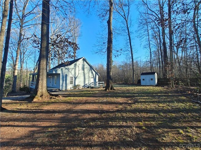 view of yard featuring a storage unit