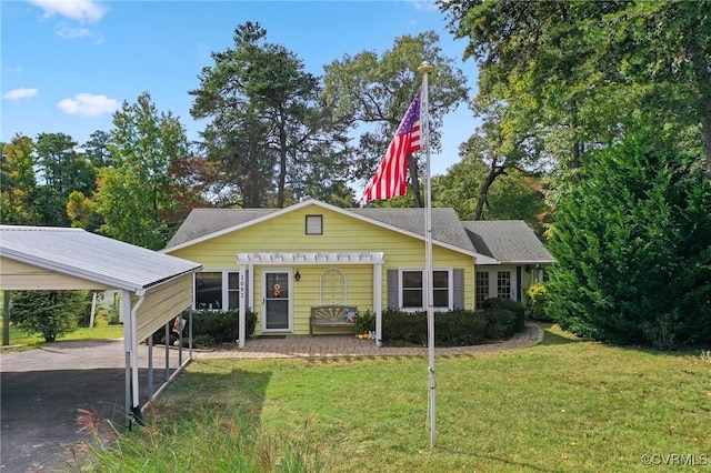 view of front facade featuring a front lawn and a carport